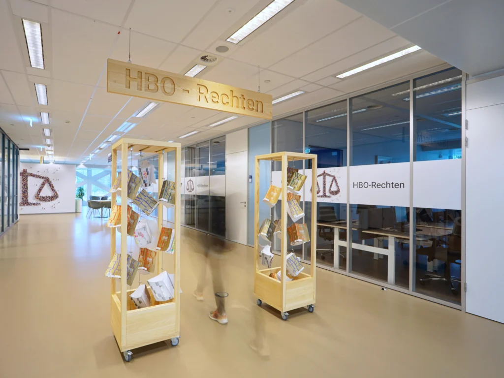 Verplaatsbare houten poort met hangende wetboeken HBO-Rechten Windesheim Zwolle