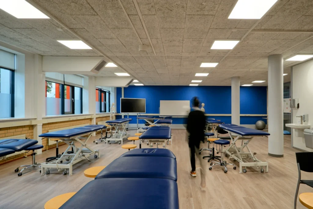 Modern interieurontwerp voor het praktijklokaal Oefentherapie bij Hogeschool Windesheim in Zwolle, ontworpen door Blossom Interior by Blossom Architecture met een Forbo Allura Flex PVC-vloer.