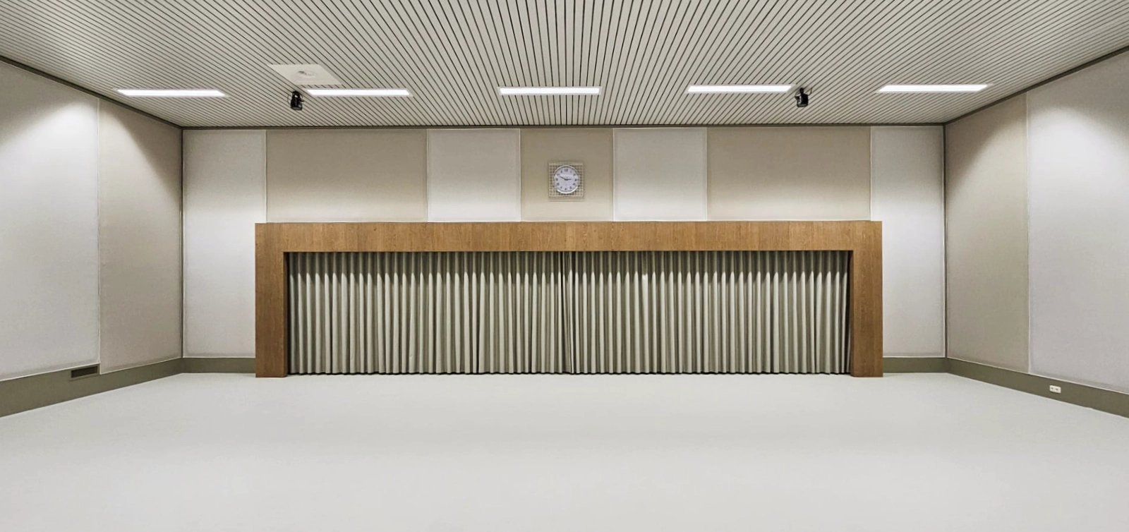 Herinrichting Onderwijsruimte: Op maat gemaakte spiegelkast met Fraké-houten omraming en Kvadrat wave-gordijnen Casa 0932 – LGM-ruimte Hogeschool Windesheim