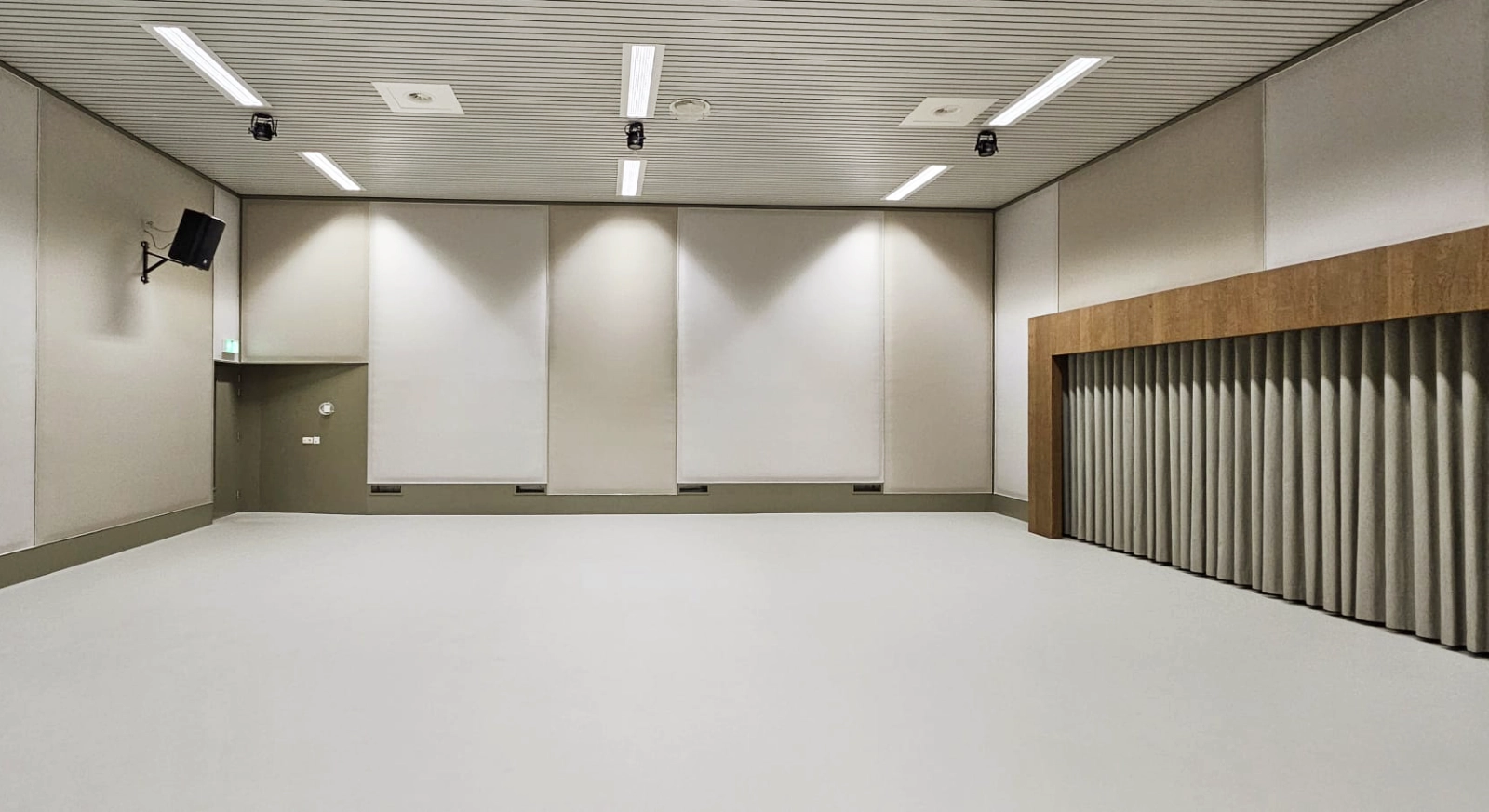 Akoestische wandpanelen en gietvloer in gerenoveerde LGM-ruimte – interieurontwerp Blossom Interior, Hogeschool Windesheim