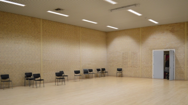 Situatie vóór herinrichting – gymzaal met bakstenen wanden en houten vloer, Hogeschool Windesheim Zwolle