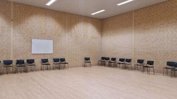 Situatie vóór herinrichting – gymzaal met bakstenen wanden en houten vloer, Hogeschool Windesheim Zwolle